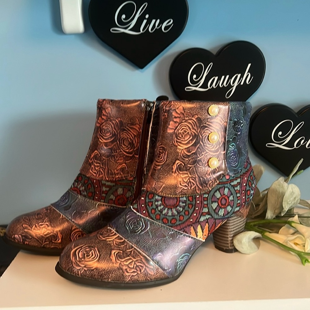 Horta brand women’s brand floral cowboy boot size 40. These run small.